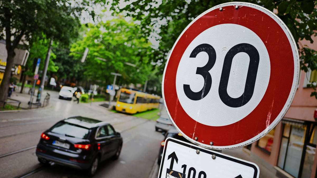  Vier Fraktionen im Gemeinderat möchten mithelfen, dass der Bund den Kommunen mehr Freiheit bei der Geschwindigkeitsregelung gibt. Damit wäre häufiger Tempo 30 möglich. Steckt dahinter der Plan, stadtweit überall 30 Kilometer pro Stunde vorzuschreiben? 
