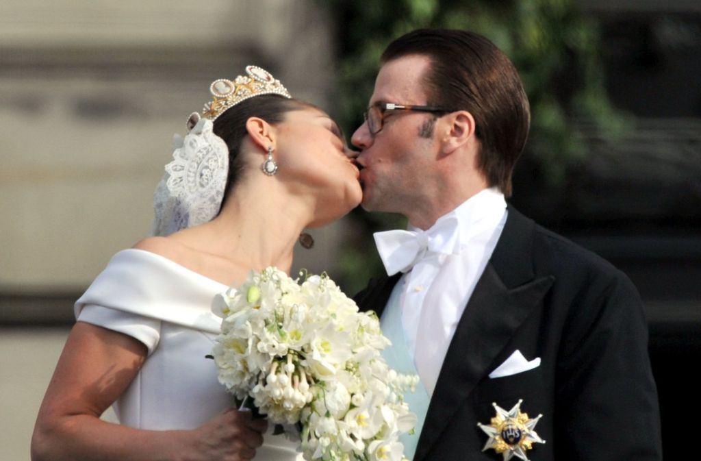 Auch im hohen Norden weiß man zu küssen. Kronprinzessin Victoria eröffnete am 19. Juni 2010 mit ihrem Daniel den Hochzeitsreigen in Schweden.