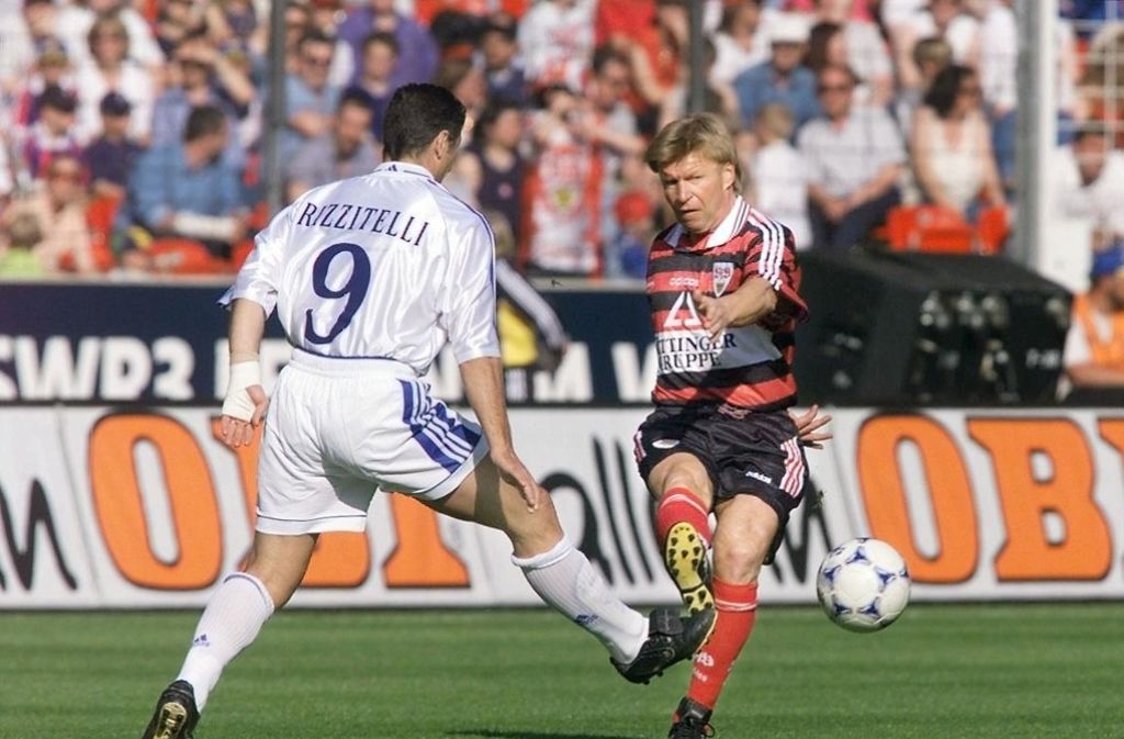 Auch nach seiner aktiven Karriere hat Bernd Förster das Fußballspielen nicht verlernt. 1999 spielte er beim Abschiedsspiel von Jürgen Klinsmann im Stuttgarter Daimlerstadion.