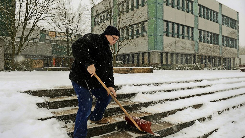 Schulen in Baden-Württemberg: Warum Schulleiter Schneeschippen müssen