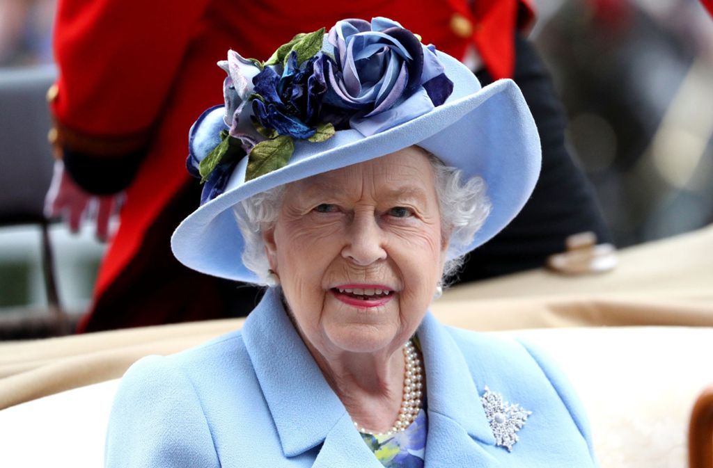 Heute ist die Monarchin beliebter denn je: Ihr - ganz im Gegensatz zum Rest ihrer Familie - skandalfreies Leben im Dienst der Krone nötigt den Briten Respekt ab.