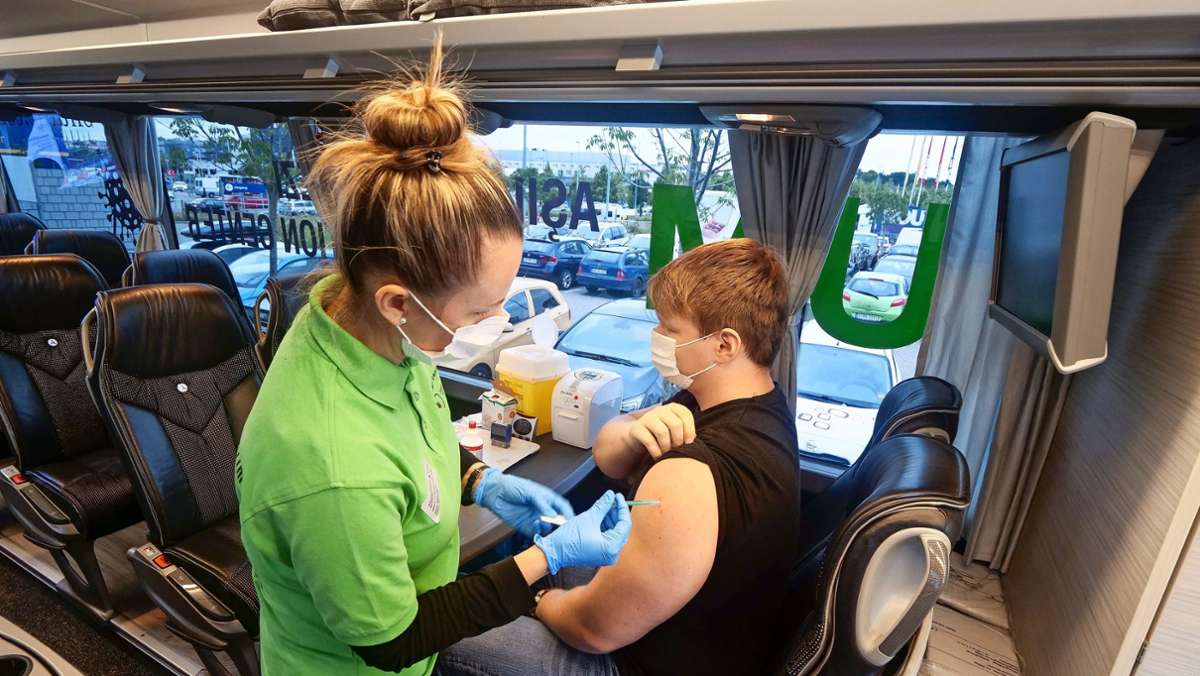  Landrat Dietmar Allgaier würde eine Wiederbelebung der Impfzentren durch das Land begrüßen. Unabhängig davon werden von nächster Woche an mehr mobile Impfteams im Kreis Ludwigsburg unterwegs sein. 