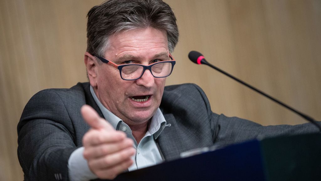  Nachdem gegen Manfred Lucha (Grüne) wegen des Verdachts der Vorteilsannahme ermittelt wird, zählt die FDP den Sozialminister an. Nur wegen der Corona-Krise würden die Liberalen von einer Rücktrittsforderung derzeit absehen, heißt es. 