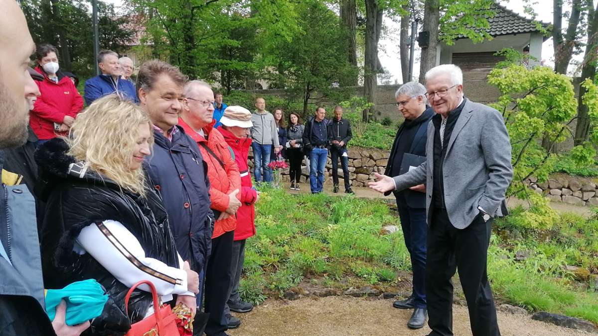 Park der Villa Reitzenstein in Stuttgart: Kretschmann führt durch die geöffneten Gärten