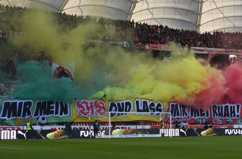 Ab und an lassen es die VfB-Fans mit Pyrotechnik auch krachen – obwohl es verboten ist.