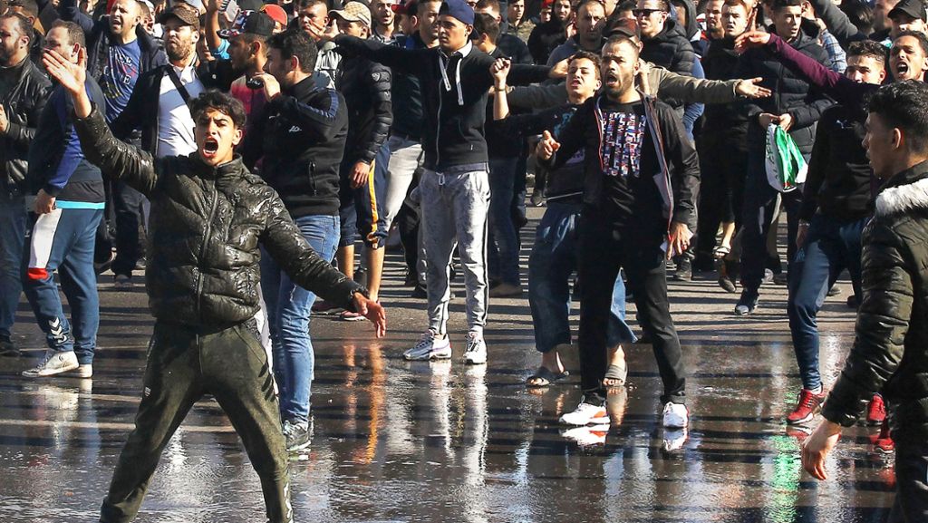  In Algerien gehen immer mehr junge Menschen gegen das verkrustete System von Präsident Bouteflika und seiner Entourage auf die Straße. Der Greis aber will weiter regieren. Eine Politik-Farce, die nackte Wut erzeugt. 