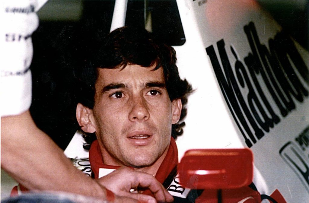 Die größte Trauer: Der Grand Prix in Imola 1994 geht in die Formel-1-Geschichte als „Schwarzes Wochenende“ ein. Am 30. April verunglückt der Österreicher Roland Ratzenberger in der Qualifikation zum Großen Preis von San Marino tödlich. Dieser Unfall macht den dreimaligen Champion Ayrton Senna so betroffen und nachdenklich, dass er eine Debatte über die Sicherheit entfacht und die Rennserie mit ihren Risiken in Frage stellt wie vor ihm noch keiner. Einen Tag später rast Senna in die Mauer. Nach Ratzenberger stirbt auch er. „Die Nachricht von Sennas Tod ist so gewesen, als wäre die Sonne auf die Erde gefallen“, erinnert sich der Österreicher Gerhard Berger. Beim Trauerzug in São Paulo erweisen mehr als drei Millionen Menschen der PS-Ikone die letzte Ehre.