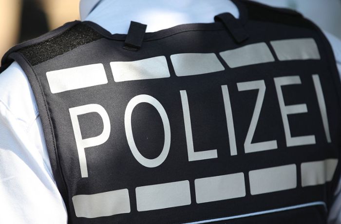 Bahnhof Zuffenhausen: 49-Jähriger belästigt Frau sexuell und greift Helfer an – Zeugen gesucht