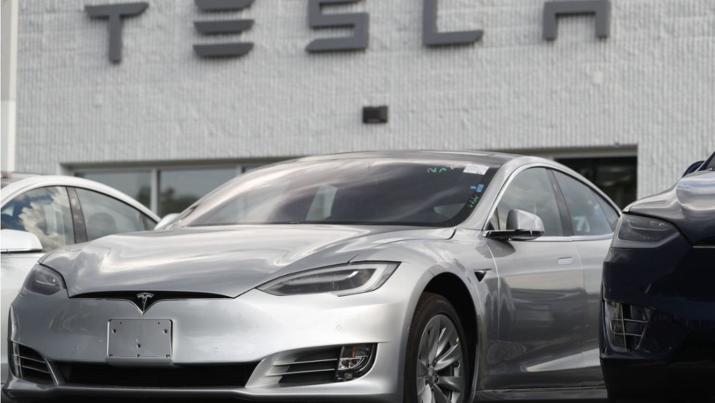 Tesla in Polizeikontrolle: Schlafend mit 112 km/h über die Autobahn