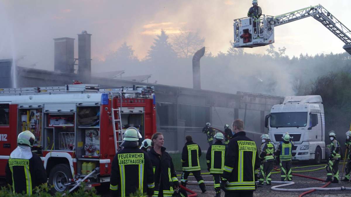 Feuer in Jagsthausen: Schreinerei brennt - Sachschaden in Millionenhöhe