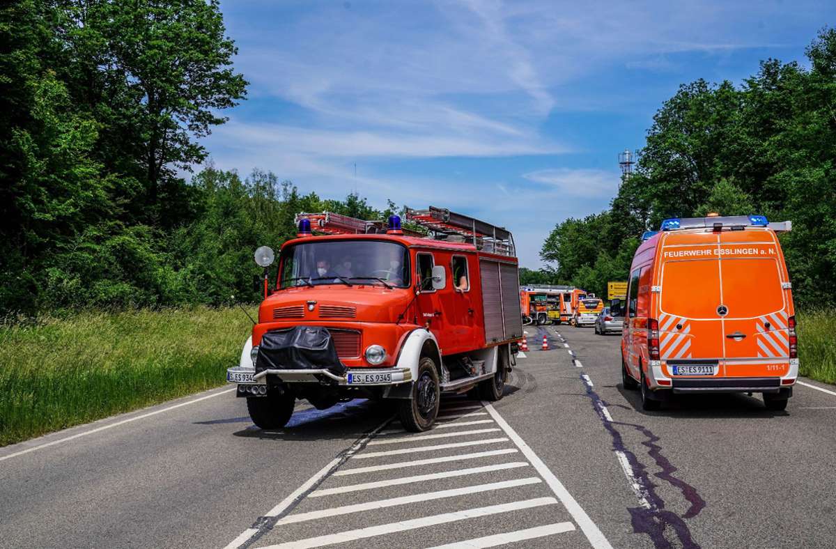 Die Esslinger Feuerwehr konnte beide Personen aus dem Fahrzeug befreien.