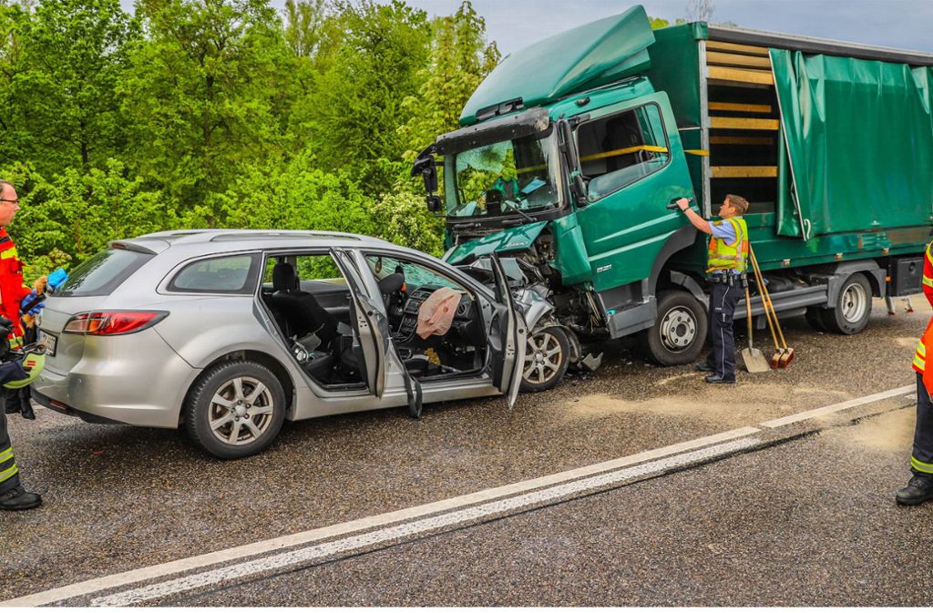 Bei dem Unfall bei Philippsburg wurde die Fahrerin lebensgefährlich verletzt. Foto: 7aktuell.de/Fabian Geier