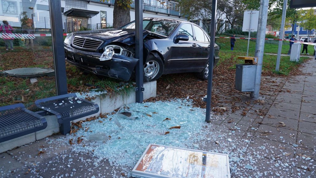 Zwei Festnahmen in Stuttgart: Mercedes kracht nach Verfolgungsjagd in Haltestelle