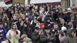 Moskau: Menge ruft „Nein zum Krieg!“ nach Nawalnys Beerdigung
