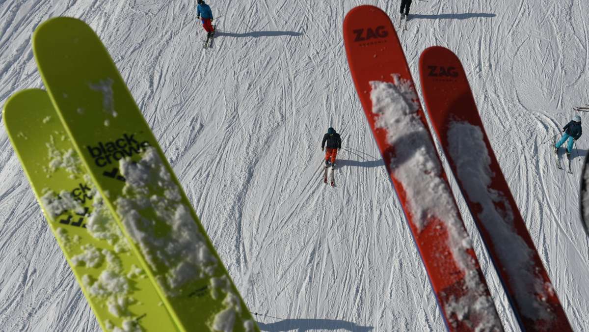  Für Skihersteller und Sportfachhändler gibt es im Winter nichts Wichtigeres als Schneefall. Diesmal ist alles anders. Die zweite Corona-Welle macht das Geschäft nicht planbar. Ein Nischensport könnte nun der große Gewinner sein. 