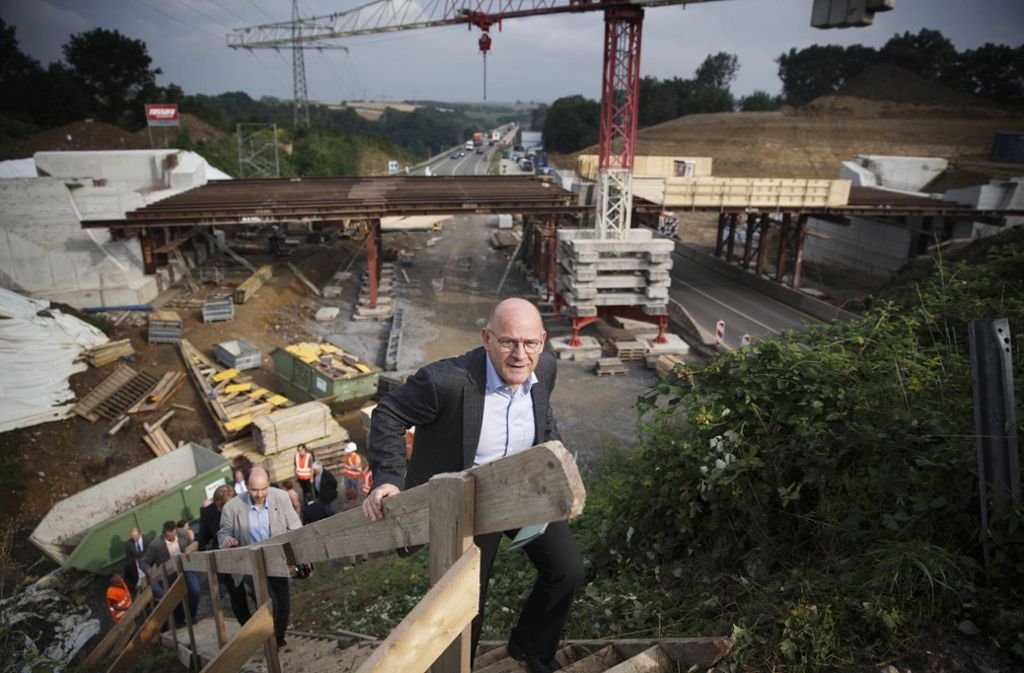 2014: Die Anschlussstelle Backnang-Mitte wird vorzeitig gebaut. Verkehrsminister Winfried Hermann schaut sich das an