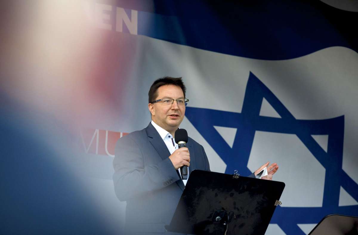 Michael Blume bei einer Rede bei der Veranstaltung „Für jüdisches Leben in Deutschland“ im Oberen Schlossgarten in Stuttgart. Foto: Lichtgut/Julian Rettig
