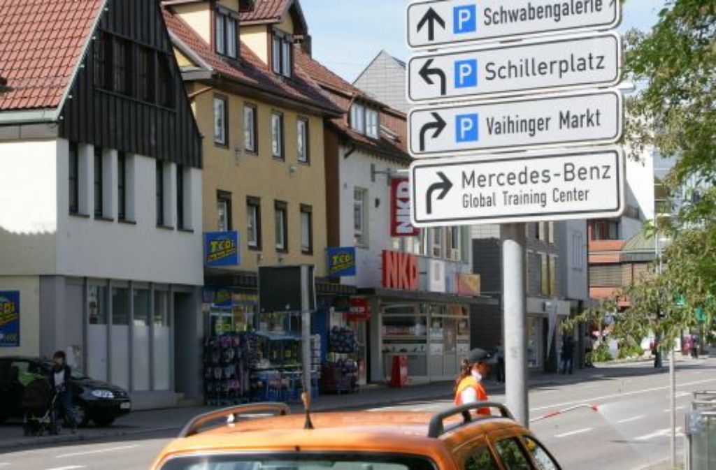 An der Hauptstraße fallen die Blicke auf Wettbüros, Ein-Euro-Läden und Handy-Shops.