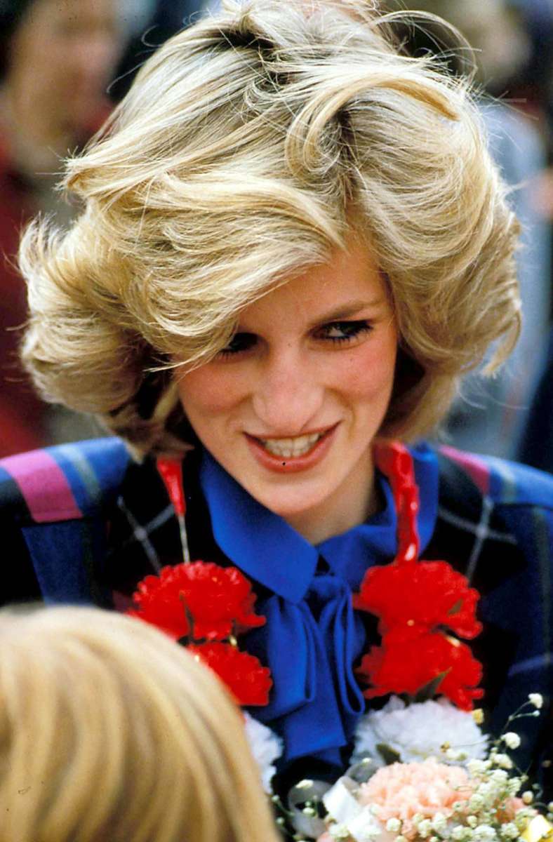 Mehr 80er geht nicht: Prinzessin Dianas Föhnwelle gehört zu der Dekade wie Walkman und Karottenhosen. Ihr „Feathered Hair“ (etwa „fedriges Haar“) brauchte vor allem eines und davon viel: Vvvvvvvvvvvvolumen!!!