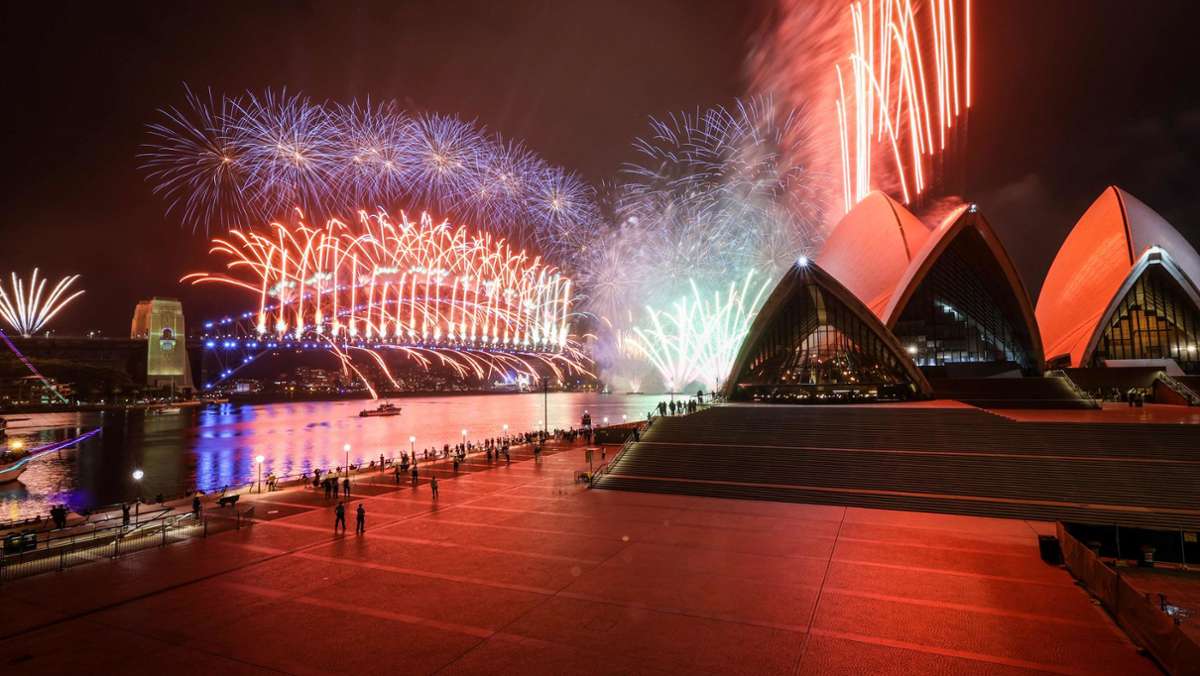  Sydney begrüßt das neue Jahr – traditionell mit einem Feuerwerk vor der beeindruckenden Kulisse des Hafens und der Oper. Nur Zuschauer sind keine dabei. 