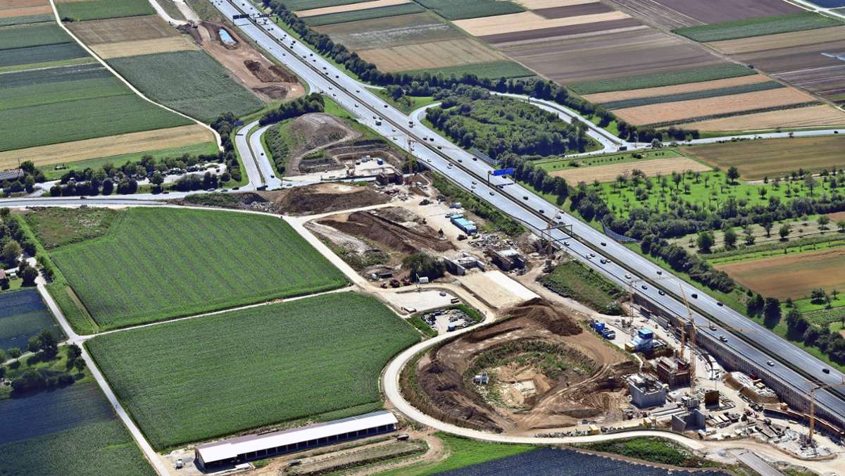  Seit Frühsommer 2019 wird die Anschlussstelle Esslingen so umgestaltet, dass die ICE-Neubaustrecke parallel zur Autobahn verlaufen kann. 