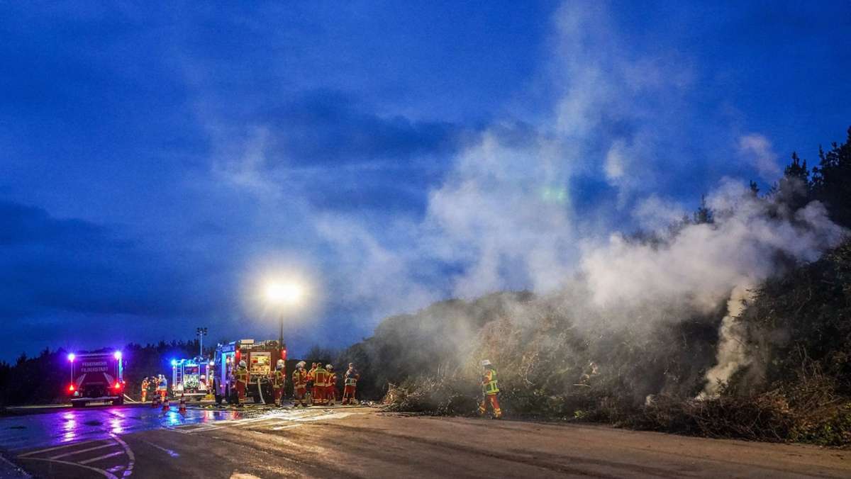 Großer Feuerwehreinsatz in Filderstadt: Teile einer Wertstoffdeponie gehen in Flammen auf