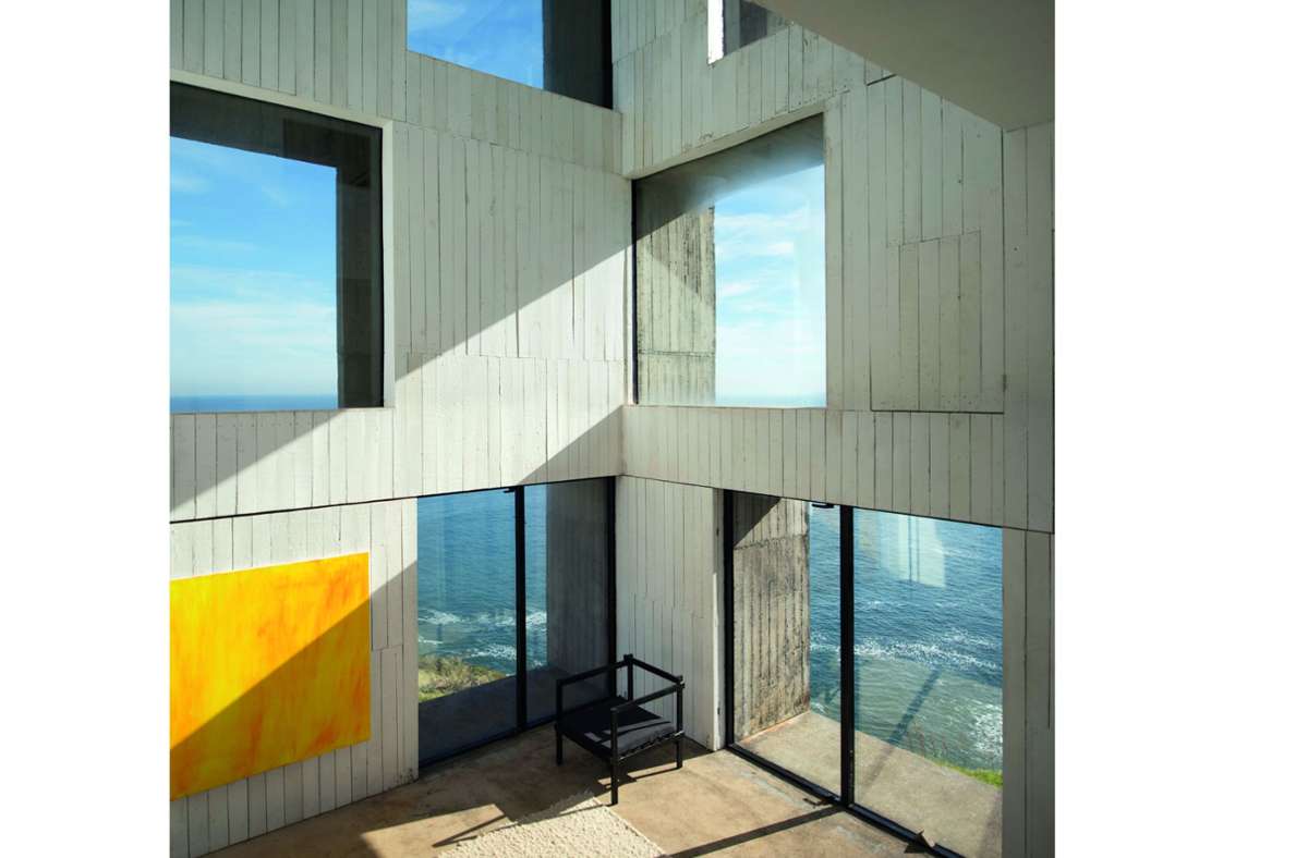 Den Pazifischen Ozean immer im Blick; Casa Poli in Coliumo in Chile, entworfen von Pezo von Ellrichshausen. Ein raues Flachdachgebäude aus Beton.