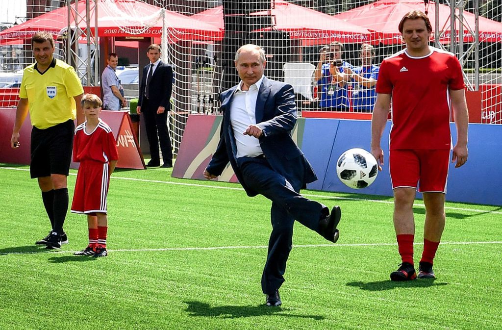 Szene zur Fußball-WM: Putin kickt für Fotografen im Fußballpark am Roten Platz. Foto: AFP