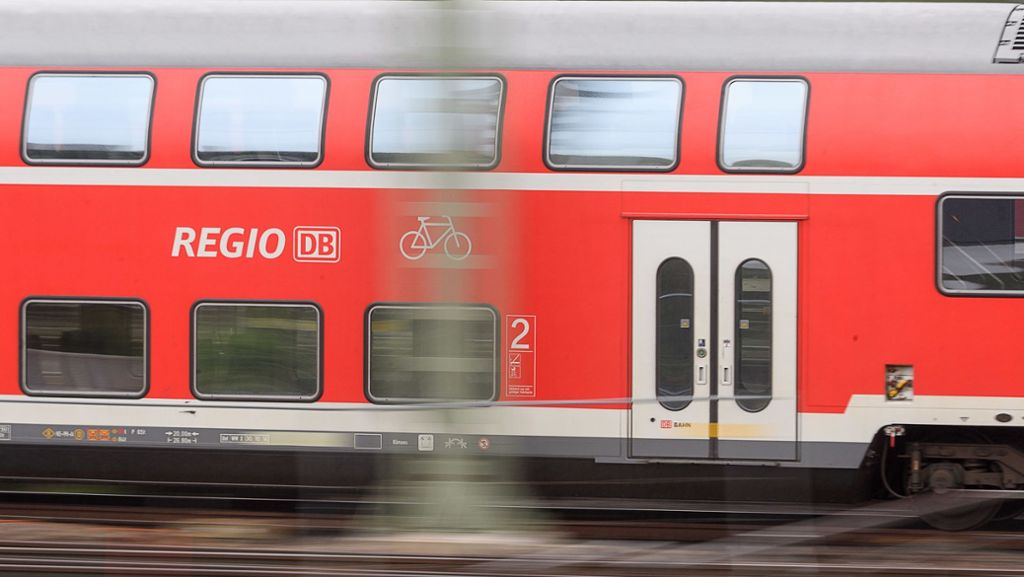 Fahrt von Stuttgart nach Ulm: Randale im Zug – rechte Fußballfans greifen Reisende an