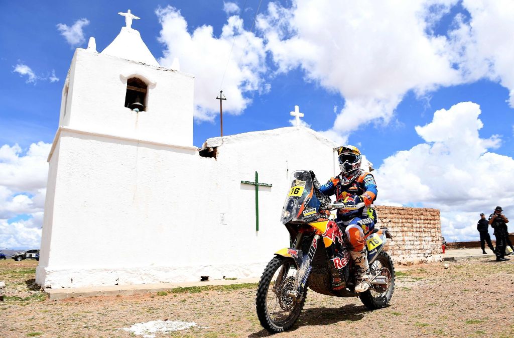 Der österreichische Biker Matthias Walkner passiert eine Kirche auf der Etappe zwischen Bolivien und Argentinien.
