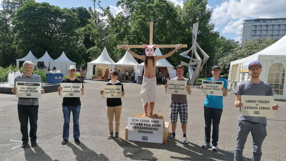 Aktion zum Katholikentag in Stuttgart: Mit Schweine-Maske am Kreuz – Peta sorgt für Aufsehen