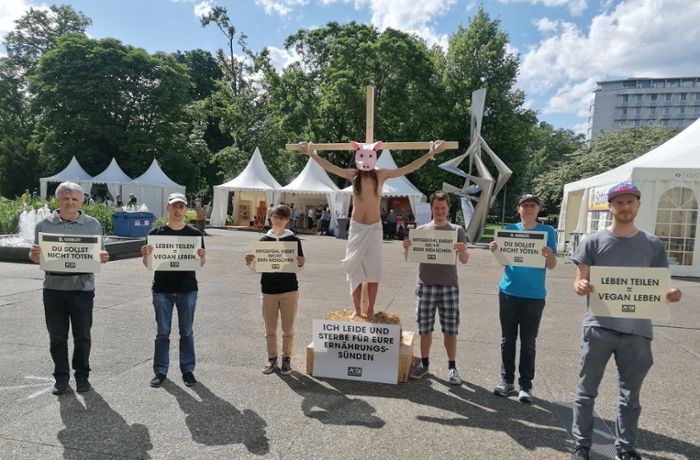 Mit Schweine-Maske am Kreuz – Peta sorgt für Aufsehen