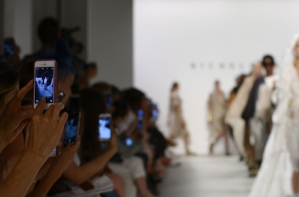 Mit großer Spannung erwartet: Die Eröffnung der New York Fashion Week am Donnerstagabend. Mit der neuen Kollektion von Nicholas K (Bild) fiel der Startschuss für die Modewoche, auf der noch bis zum 17. September die Frühjahr- und Sommertrends 2016 präsentiert werden.