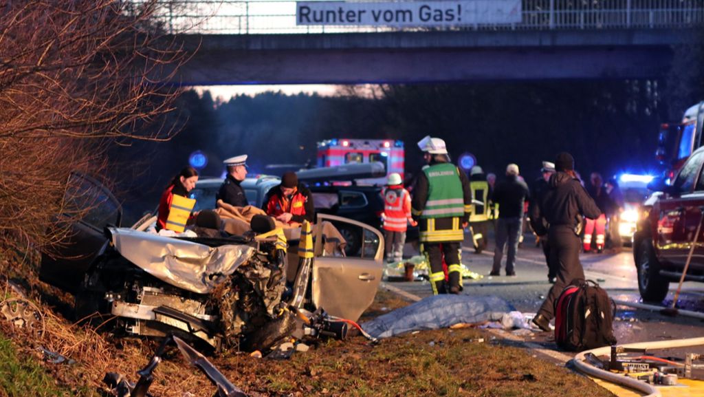 Ochsenhausen in Baden-Württemberg: Zwei Menschen sterben bei schwerem Crash