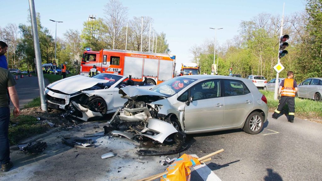 Ostern in Stuttgart: Mercedes AMG und Toyota bei Unfall geschrottet