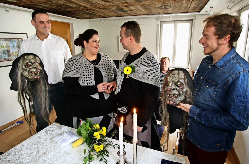Die perfekte Hochzeit sieht für jeden anders aus: Saskia Pannier und Marc Bietz zum Beispiel heiraten als Leicha-Hexen im Stil ihres Herzensvereins im alten Rathaus in Höfingen