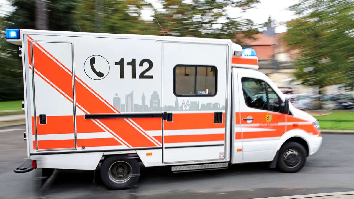  Ein Quadfahrer hat in Plochingen (Kreis Esslingen) in einem Kreisverkehr so schnell beschleunigt, dass er die Kontrolle über sein Fahrzeug verloren hat. Er überfuhr eine Verkehrsinsel und krachte in ein Auto. 