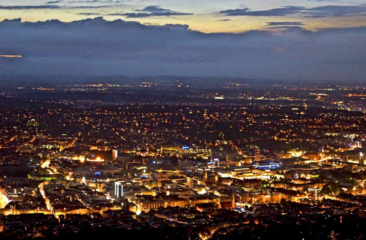Stuttgart bei Nacht – zuletzt wurde es häufiger auch tagsüber mal dunkel. Grund waren  Stromausfälle. Foto: Fritzsche/Rebecca Anna Fritzsche