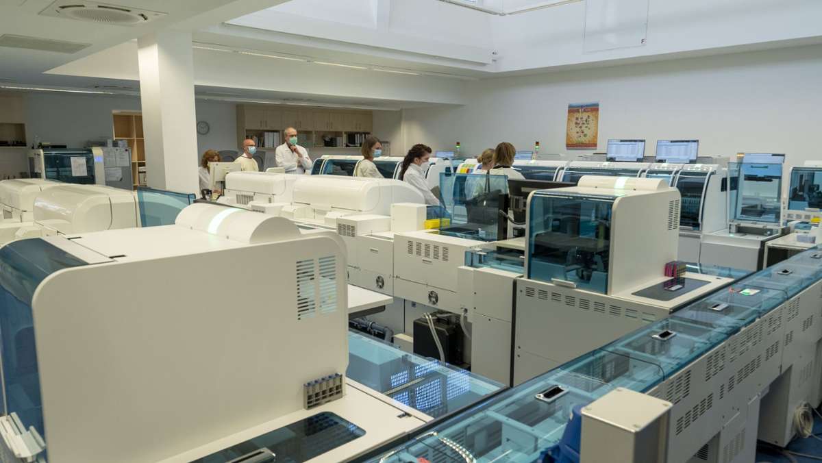 Klinikverbund Südwest und Corona: Im Labor wird rund um die Uhr gearbeitet