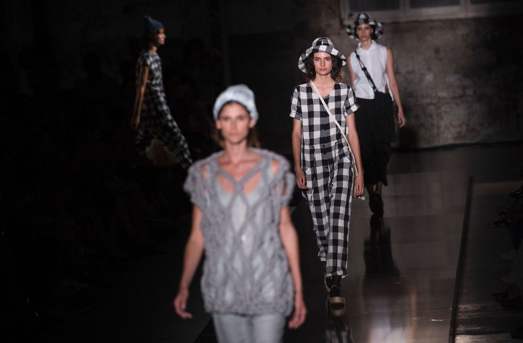 Designerin Miriam Ponsa zeigt in ihrer Kollektion, dass Hüte und Muster voll im Trend liegen.