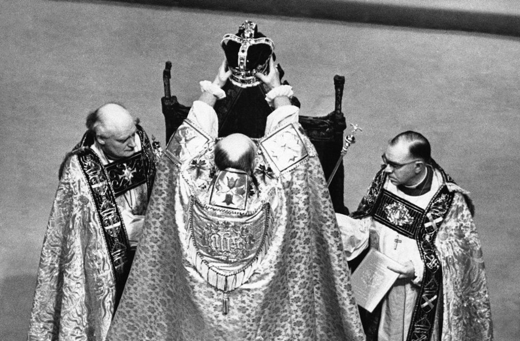 Am 2. Juni 1953 setzt der Erzbischof von Canterbury in der Westminster Abbey der neuen Monarchin die Krone auf. Erstmals wird eine solche Zeremonie live im Fernsehen übertragen...