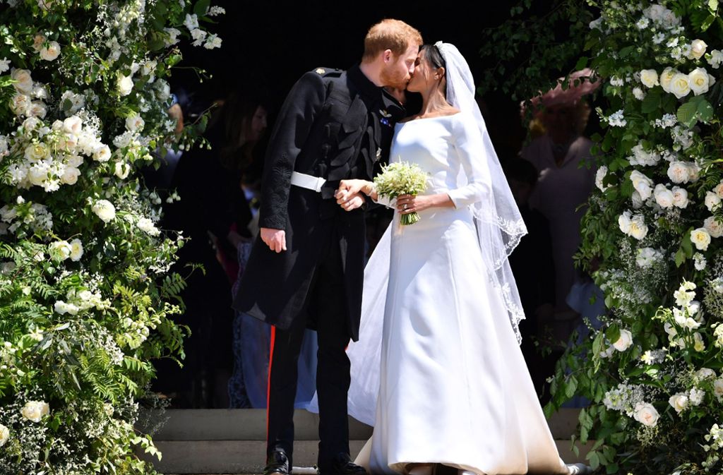 Meghan Markle und Prinz Harry bei ihrem ersten Kuss als Frau und Mann – um das Brautkleid von Givenchy hat sich eine Kontroverse entwickelt. Foto: Getty Images