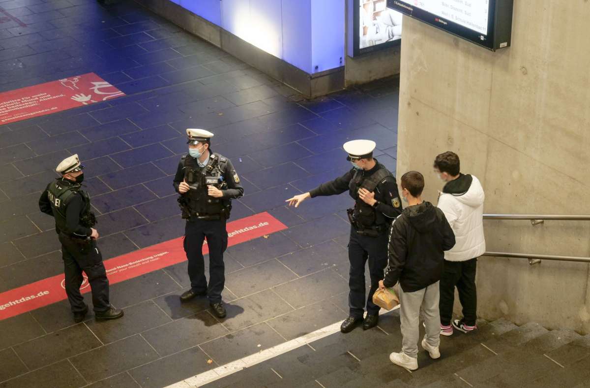 Die Bundespolizei ist unterwegs zur Maskenkontrolle in der Unterführung beim Böblinger Bahnhof...