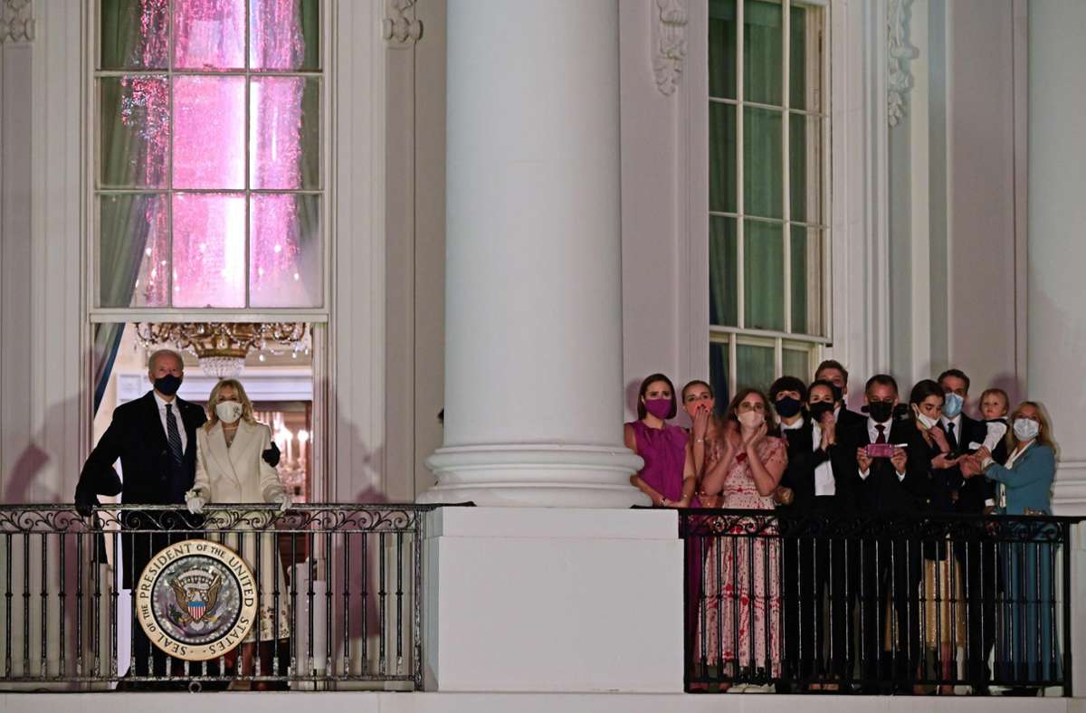 Auf dem Balkon des Weißen Hauses sahen sich die Bidens das Feuerwerk über Washington an.