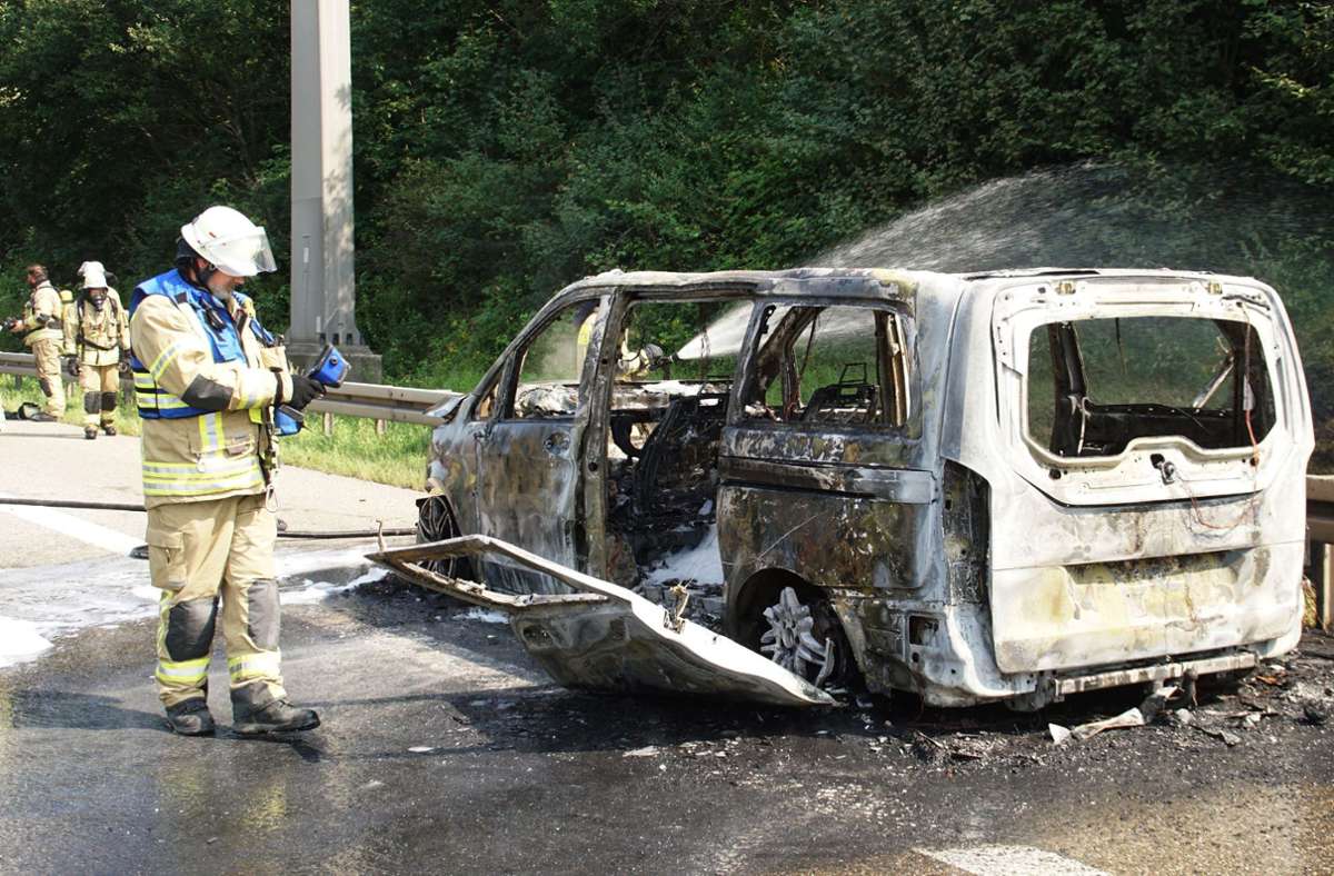Auf der A8 bei Kämpfelbach ist ein Mercedes ausgebrannt.