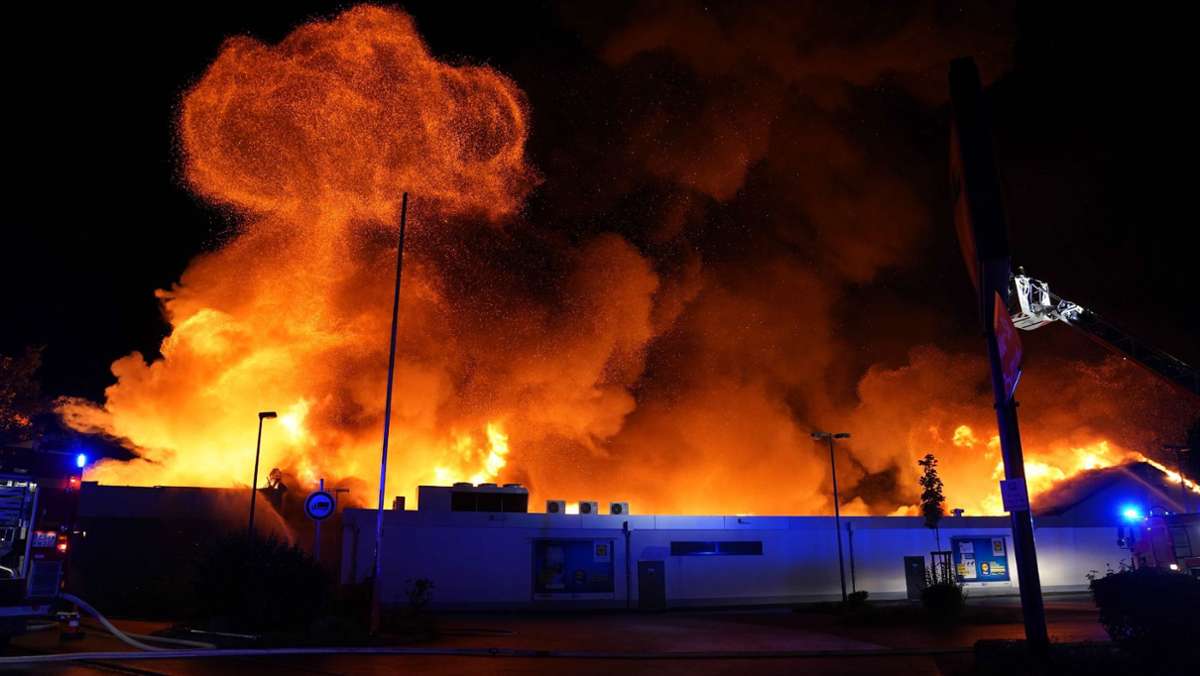 Millionenschaden nach Feuer: Supermarkt im Kreis Esslingen brennt komplett ab