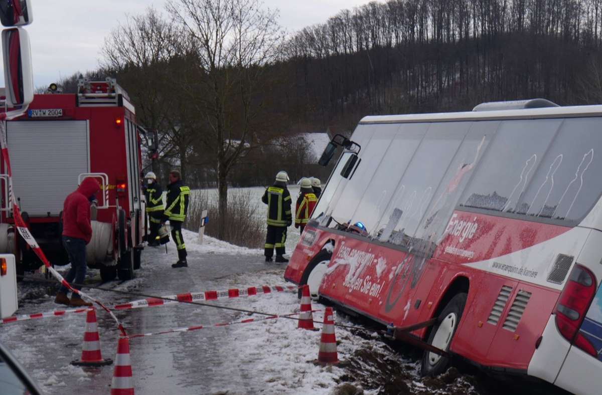 Im Kreis Ravensburg  sind Polizei und Feuerwehr zu einem Unfall ausgerückt, bei dem ein Schulbus in einen Straßengraben gefahren ist. Foto: dpa/Davor Knappmeyer