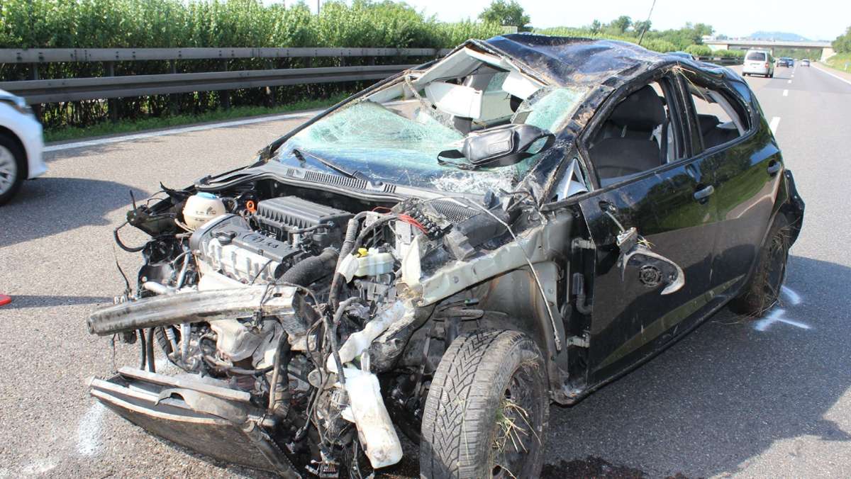 Unfall auf der A81 bei Pleidelsheim: Auto überschlägt sich - Mann schwer verletzt