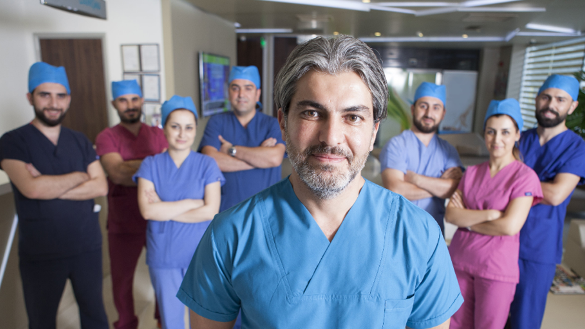 Eine Haartransplantation ist so viel mehr als nur ein medizinischer Eingriff. Sie kann Leben verändern und ist in der Türkei weniger kostspielig.