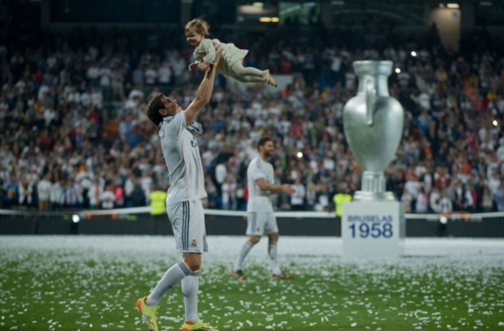 Nach dem Sieg über den Stadtrivalen Atlético feiern die Spieler von Real Madrid im Bernabeu-Stadion in ihrer Heimatstadt Madrid den 4:1-Sieg: Gareth Bale lässt seine Tochter hochleben. Foto: Getty Images Europe